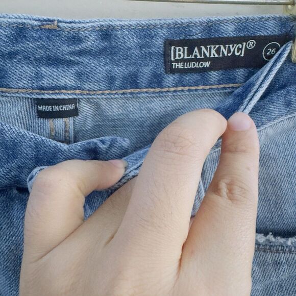 Blank NYC Jeans Women Size 26 Blue The Ludlow Girlfriend Crop Star Patches - Picture 9 of 10